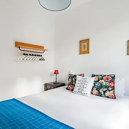 Monica's Place: A Friends' Inspired Lizbona