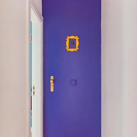Apartment Monica's Place: A Friends' Inspired Lisbon