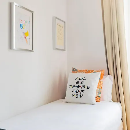 Monica's Place: A Friends' Inspired Apartament Lizbona